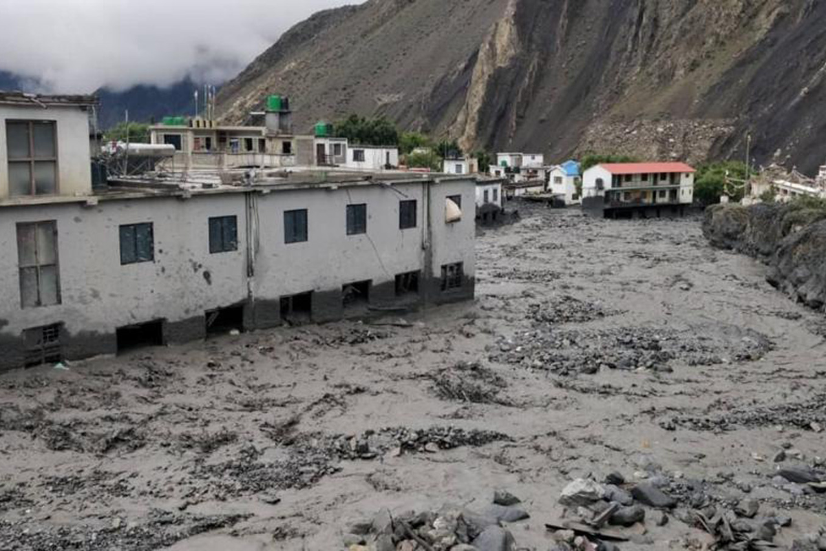 कागबेनीका २९ घर ध्वस्त, सडक अवरुद्ध हुँदा माथिल्लो मुस्ताङ चल्ने यातायात ठप्प